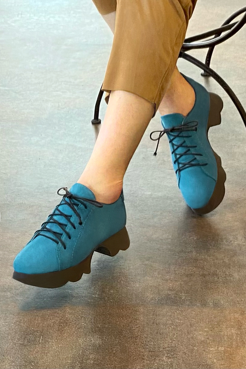Chaussure femme à lacets : Derby sport couleur bleu canard.. Vue porté - Florence KOOIJMAN