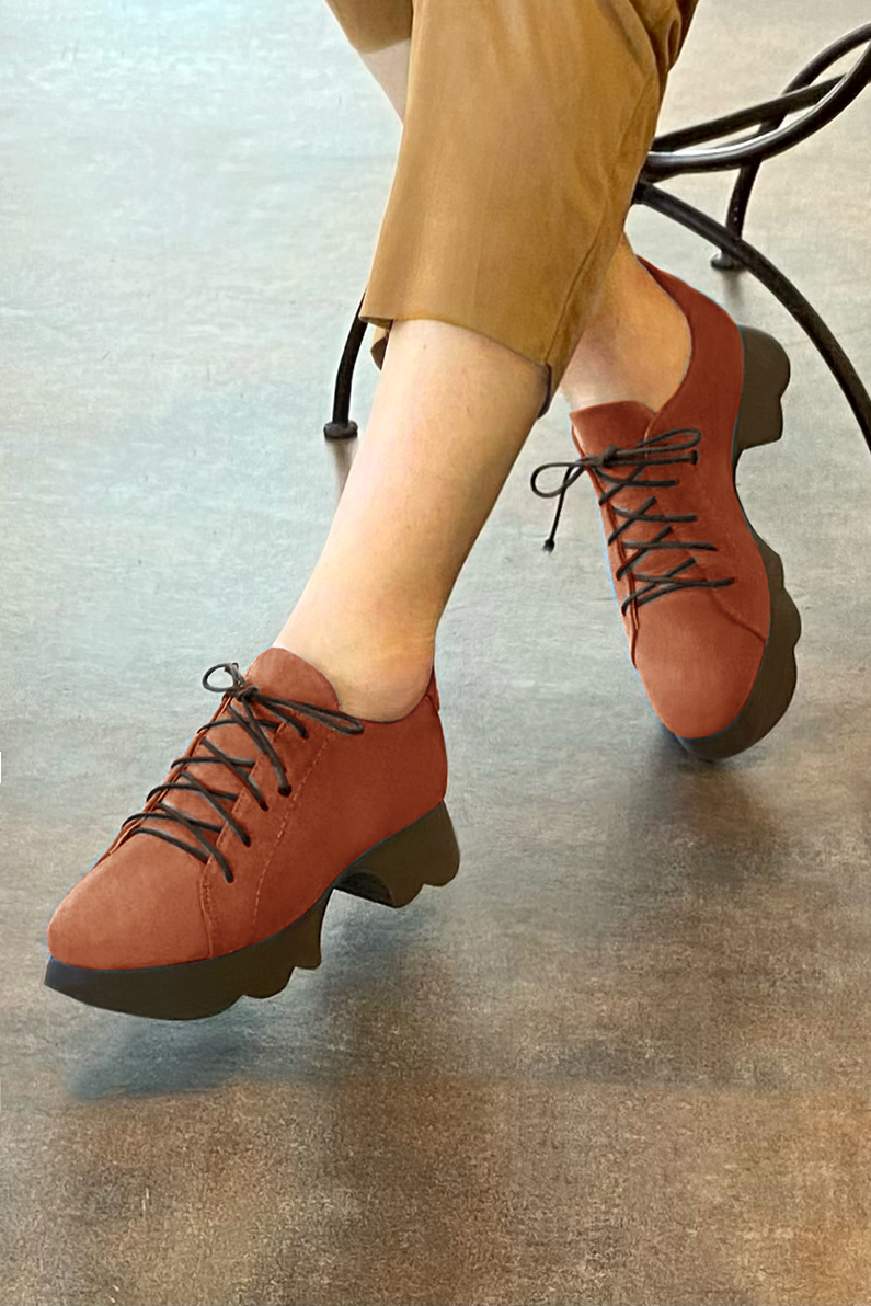 Chaussure femme à lacets : Derby sport couleur orange corail.. Vue porté - Florence KOOIJMAN